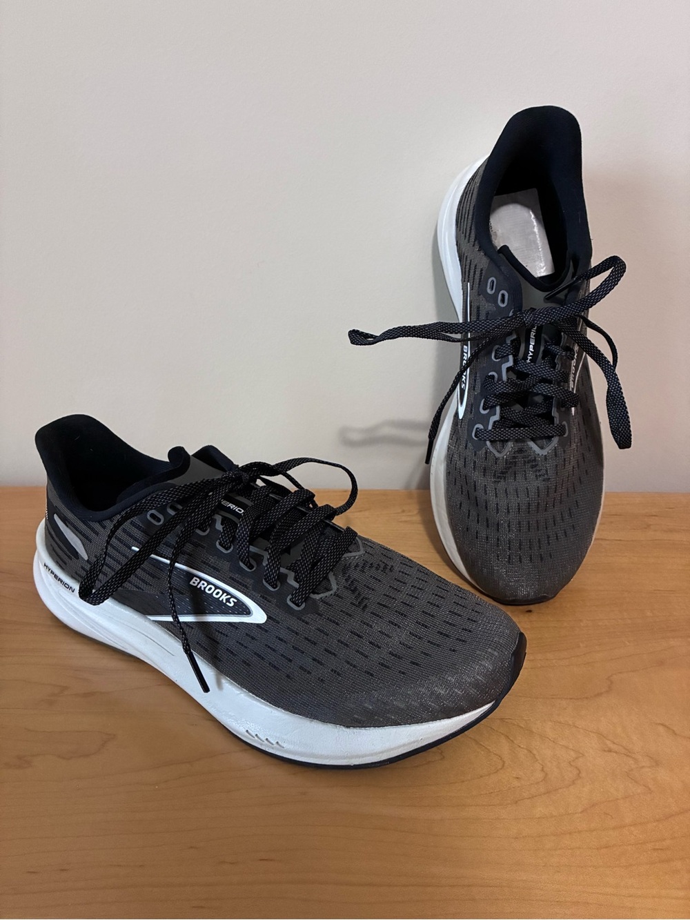 Brooks Hyperion Speed Women’s Size 10 Black Gray White Running Shoes Sneakers